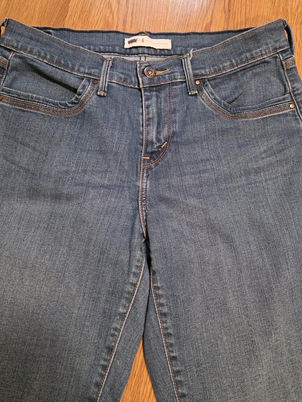Levi's Capris Denim Jeans Women's Blue Cuffed Logo Size 6 - Picture 3 of 12